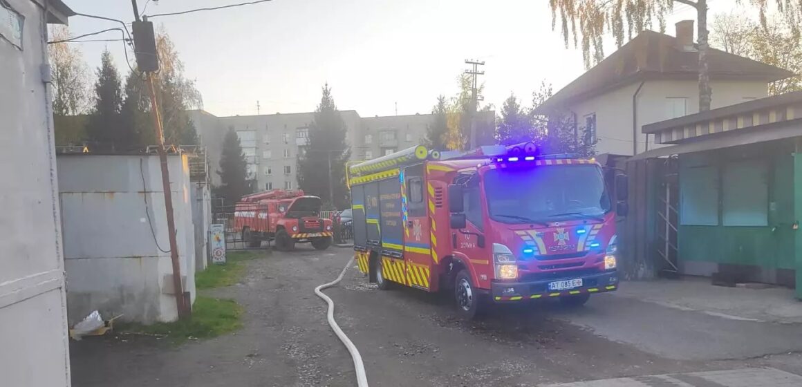 В Долині горів торговий кіоск В Долині горів торговий кіоск