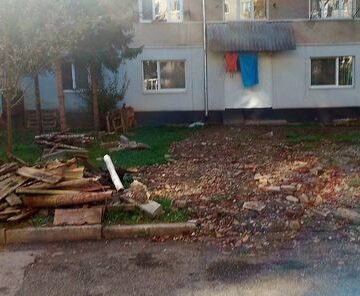 У Калуші за самовільно встановлений піднавіс та огорожі на чоловіка складено протокол муніципальною інспекцією