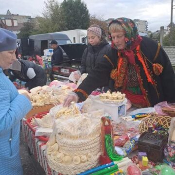 Майстрині з Косівщини, мед з Верховини, товар від місцевих виробників, яскрава фотозона  – у Калуші відбувся ярмарок “Осінь-2024”
