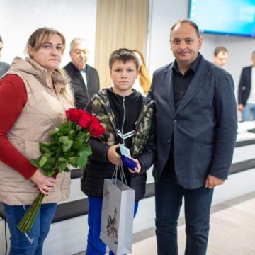 У Івано-Франківську вручили відзнаку «За честь і звитягу» рідним полеглого захисника Івана Прокопіва