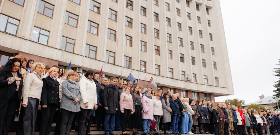 У тиші та молитві Прикарпаття вшанувало полеглих оборонців України всіх часів