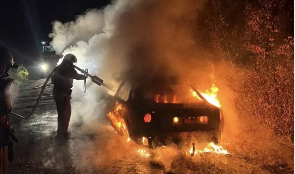На Городенківщині серед ночі згорів автомобіль (ФОТОФАКТ)