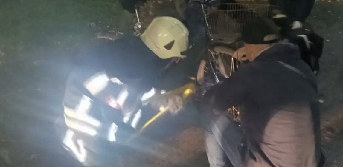 Вивільняли палець з кільця та ногу з велосипеда: прикарпатські рятувальники надали допомогу двом хлопчикам
