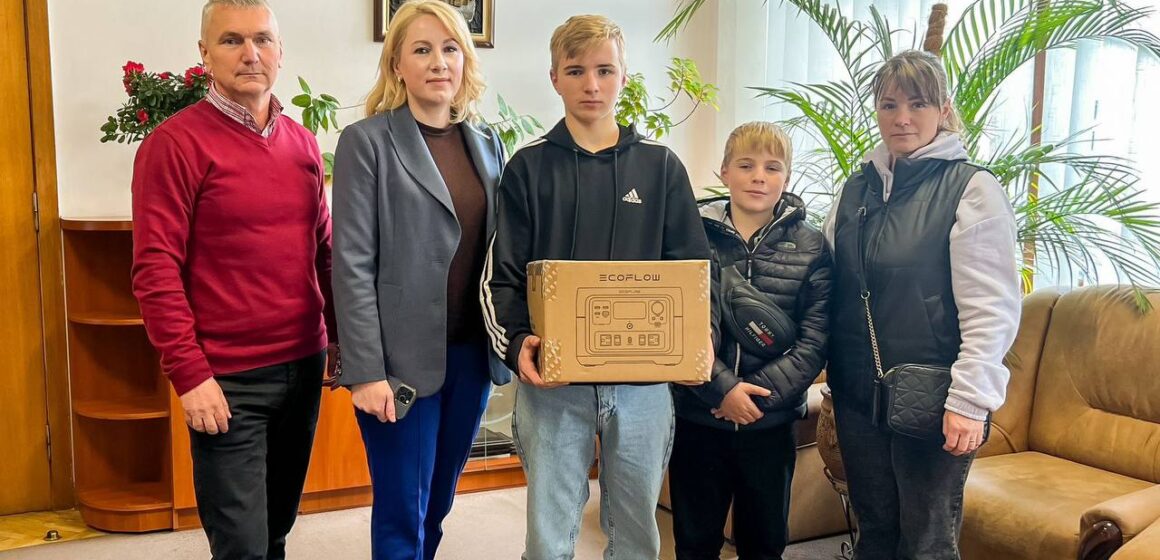 Багатодітній родині полеглого на війні Михайла Дроздюка із Солотвинської громади передали зарядну станцію Ecoflow