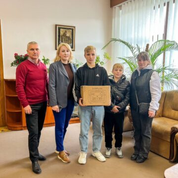 Багатодітній родині полеглого на війні Михайла Дроздюка із Солотвинської громади передали зарядну станцію Ecoflow Багатодітній родині полеглого на війні Михайла Дроздюка із Солотвинської громади передали зарядну станцію Ecoflow