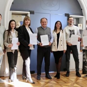 У Коломиї з підприємцями, які виграли конкурс стартапів та бізнес-ідей, підписали договори про надання 100 тисяч гривень