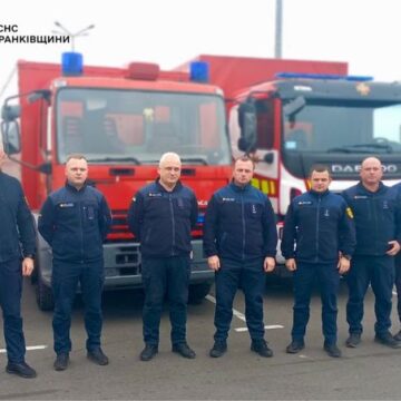 Прикарпатські рятувальники, які їхали у відрядження, врятували три життя після ДТП у Бурштинській громаді