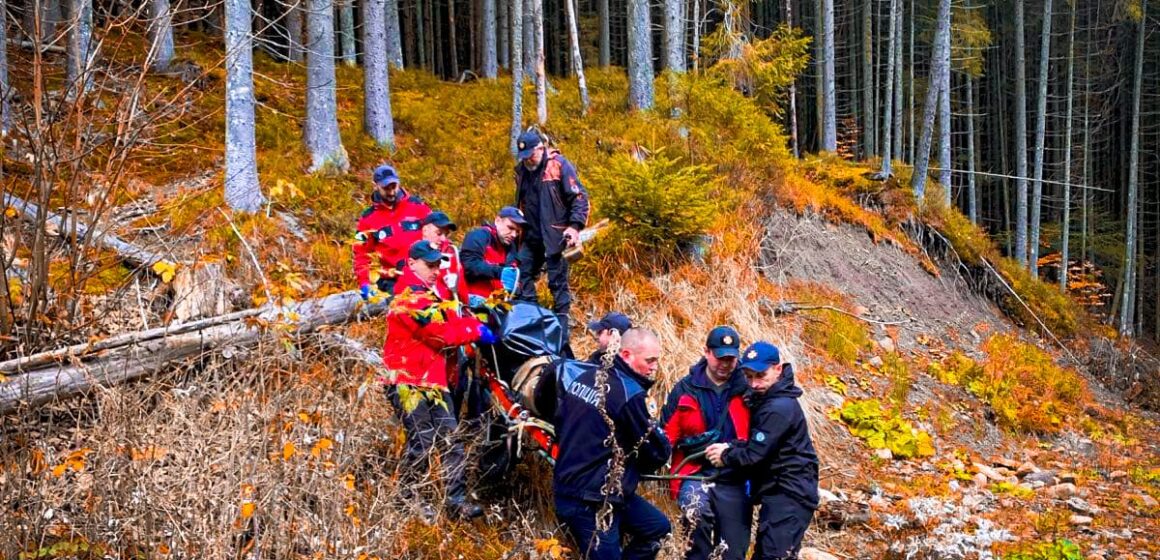На Долинщині рятувальники знайшли заблукалу жінку і транспортували тіло чоловіка, який помер у лісі