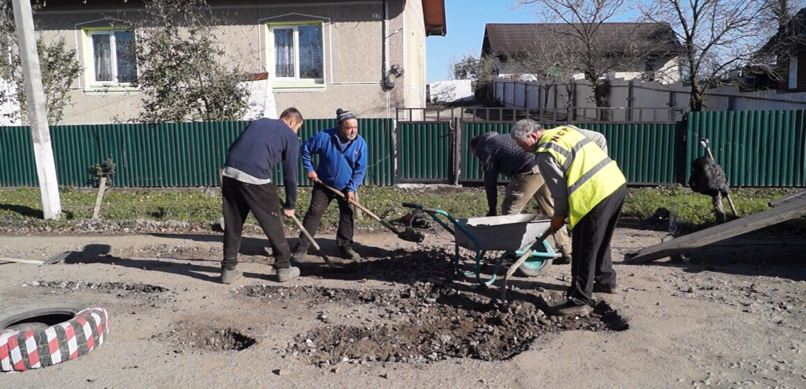 Мешканці Отинійської громади зібрали понад 650 тисяч гривень на ремонт дороги (ВІДЕО) Мешканці Отинійської громади зібрали понад 650 тисяч гривень на ремонт дороги (ВІДЕО)