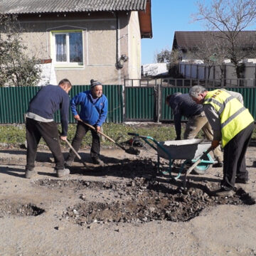 Мешканці Отинійської громади зібрали понад 650 тисяч гривень на ремонт дороги (ВІДЕО)
