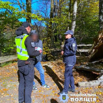 У Яремчому офіцерка служби освітньої безпеки виявила поблизу ліцею чоловіка із забороненими речовинами