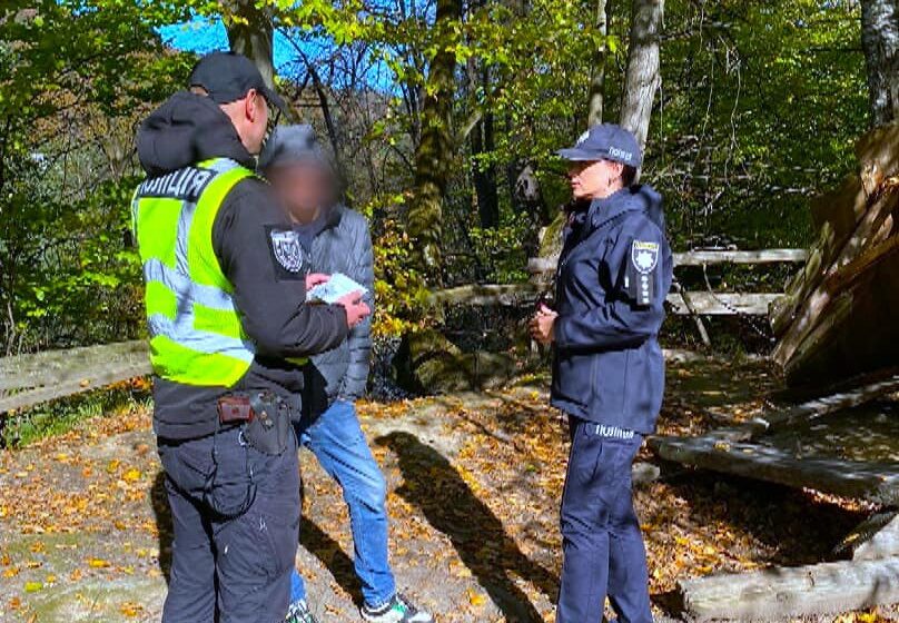 У Яремчому офіцерка служби освітньої безпеки виявила поблизу ліцею чоловіка із забороненими речовинами