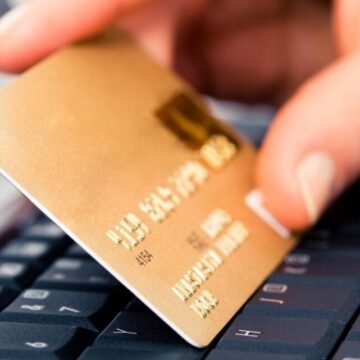 63-річна франківка втратила 127 тисяч грн, продаючи одяг в інтернеті 63-річна франківка втратила 127 тисяч грн, продаючи одяг в інтернеті