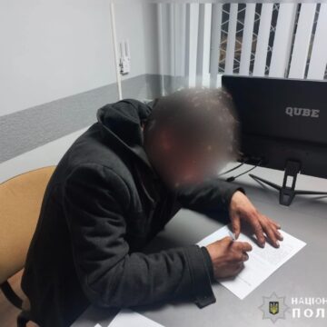Хуліганові, який вчинив наругу над державним прапором у Калуші, оголосили підозру Хуліганові, який вчинив наругу над державним прапором у Калуші, оголосили підозру