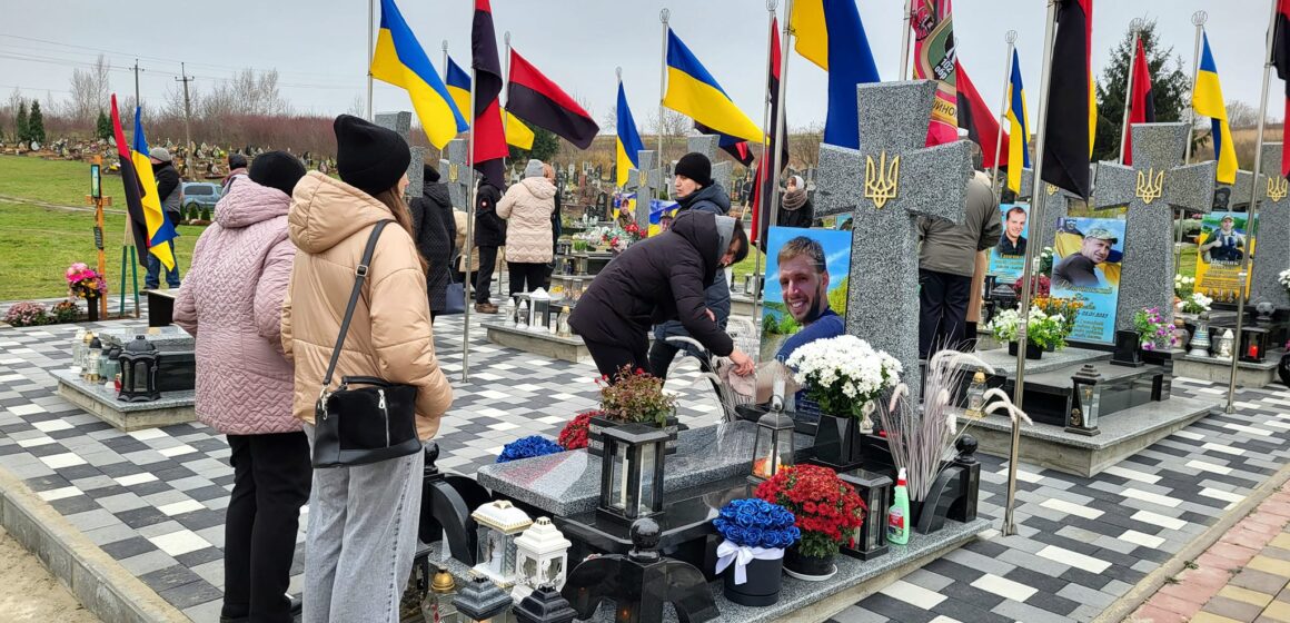 У Бурштині освятили пам’ятники загиблим захисникам (ФОТО) У Бурштині освятили пам’ятники загиблим захисникам (ФОТО)