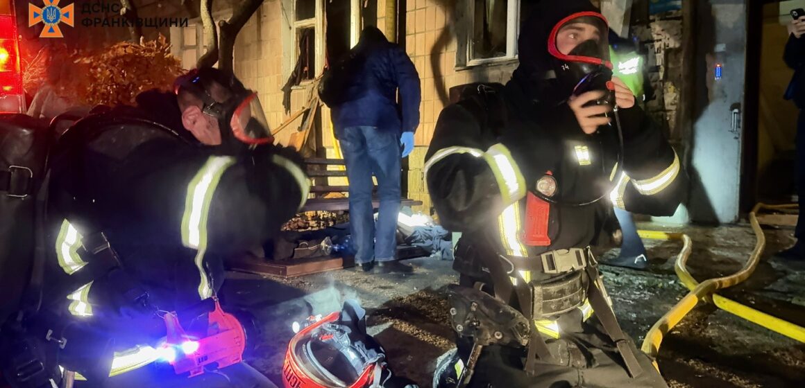 В Івано-Франківську під час пожежі у квартирі загинули батько і син (ФОТО) В Івано-Франківську під час пожежі у квартирі загинули батько і син (ФОТО)