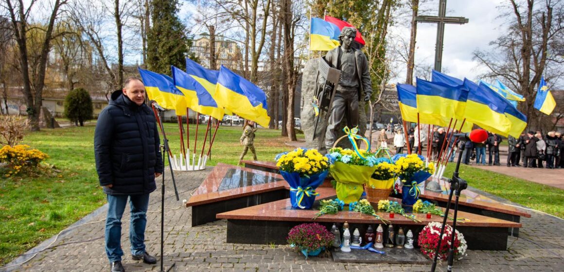 Франківцям, які працюють на благо суспільства, вручили відзнаки імені Героя Небесної Сотні Романа Гурика «Зміни світ на краще» (ФОТО)