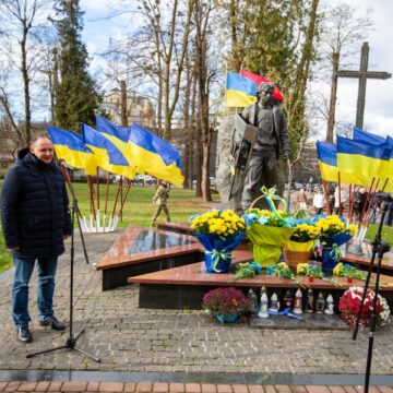 Франківцям, які працюють на благо суспільства, вручили відзнаки імені Героя Небесної Сотні Романа Гурика «Зміни світ на краще» (ФОТО)