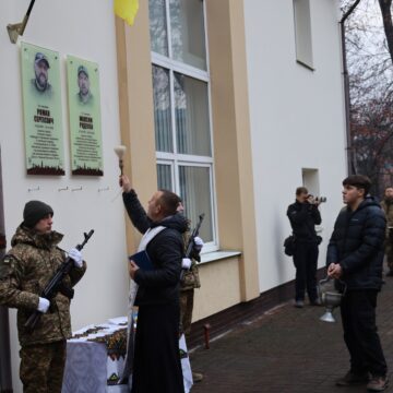 В Івано-Франківську відкрили анотаційну дошку полеглому захиснику Роману Сергієвичу