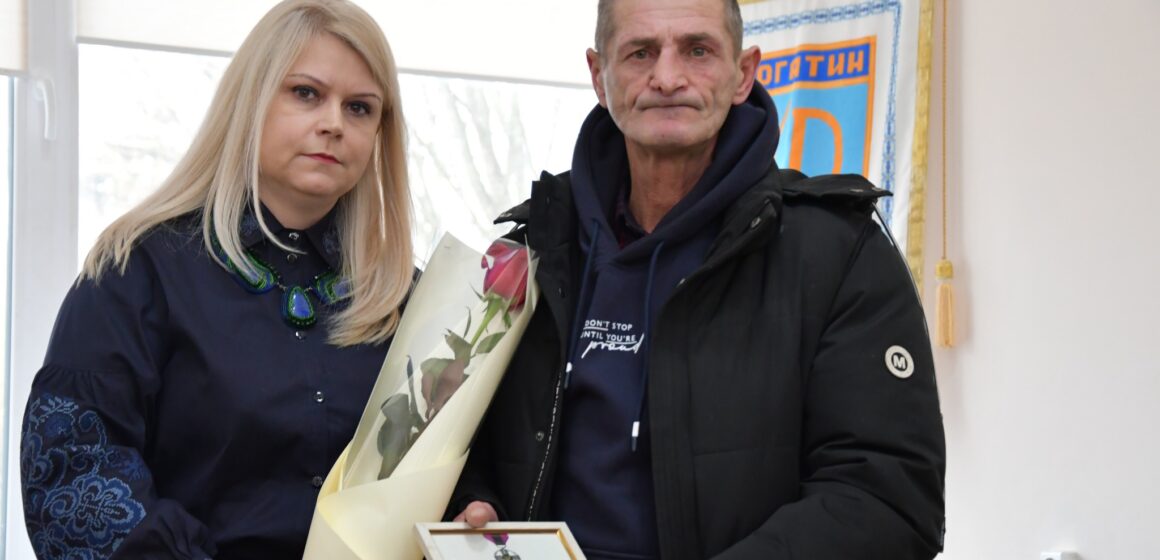 Захисникові з Рогатинщини Миколі Каменю, який повернувся з російського полону, вручили нагрудний знак “За незламність”