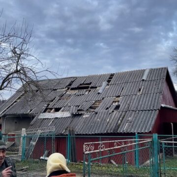 “Все почало летіти: вікна, двері, шифер з хати”. Жителі Надвірнянської громади про наслідки ракетної атаки РФ