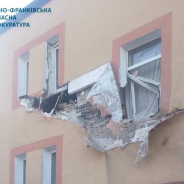 Пошкоджено щонайменше 32 приватні будинки: наслідки ракетного обстрілу Івано-Франківщини