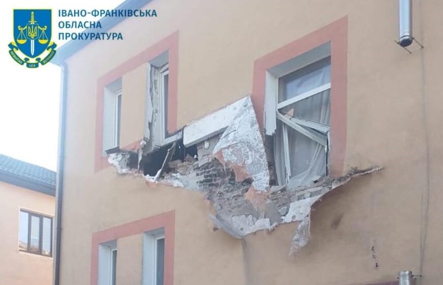 Пошкоджено щонайменше 32 приватні будинки: наслідки ракетного обстрілу Івано-Франківщини