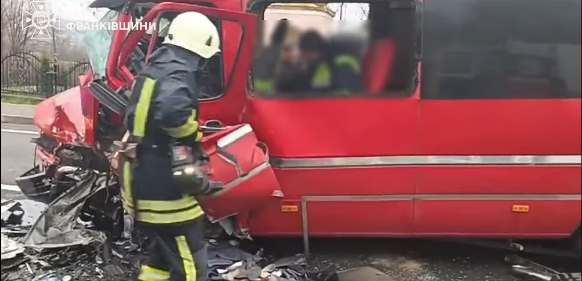 Внаслідок ДТП на Калущині водія мікроавтобуса затисло в кабіні