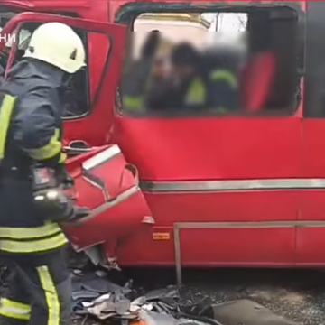 Внаслідок ДТП на Калущині водія мікроавтобуса затисло в кабіні Внаслідок ДТП на Калущині водія мікроавтобуса затисло в кабіні