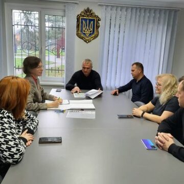 У Бурштинській громаді оштрафували чоловіка, який утримує понад сотню свиней, не дотримуючись санітарних норм
