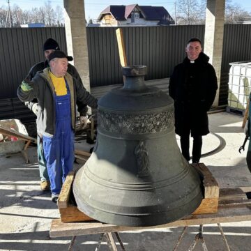 У Голині на дзвіниці встановили 345-кілограмовий дзвін з ливарні Фельчинських