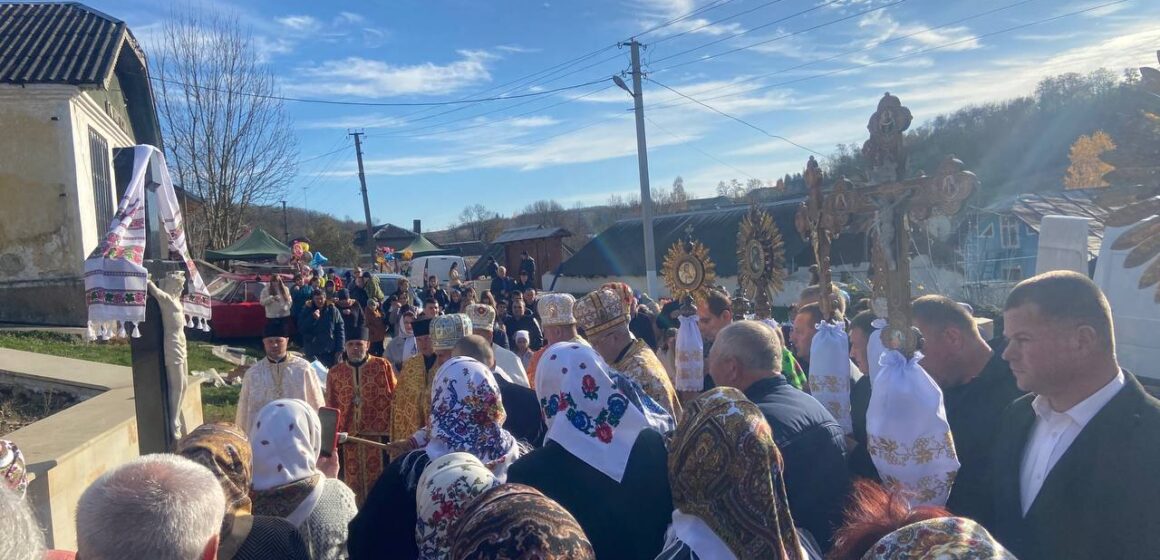 У Семенівці на Городенківщині відбулося освячення Хресної дороги, яка споруджена на славу Божу та мир в Україні