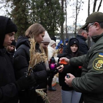 Свічки пам’яті про жертви голодоморів запалили на Івано-Франківщині