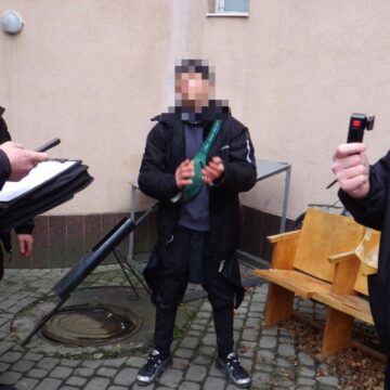 Був у розшуку за порушення правил військового обліку, мав при собі наркотики та ніж: поліцейські Івано-Франківська на вулиці затримали правопорушника Був у розшуку за порушення правил військового обліку, мав при собі наркотики та ніж: поліцейські Івано-Франківська на вулиці затримали правопорушника