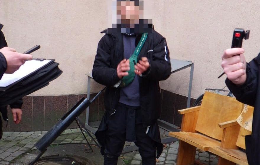 Був у розшуку за порушення правил військового обліку, мав при собі наркотики та ніж: поліцейські Івано-Франківська на вулиці затримали правопорушника