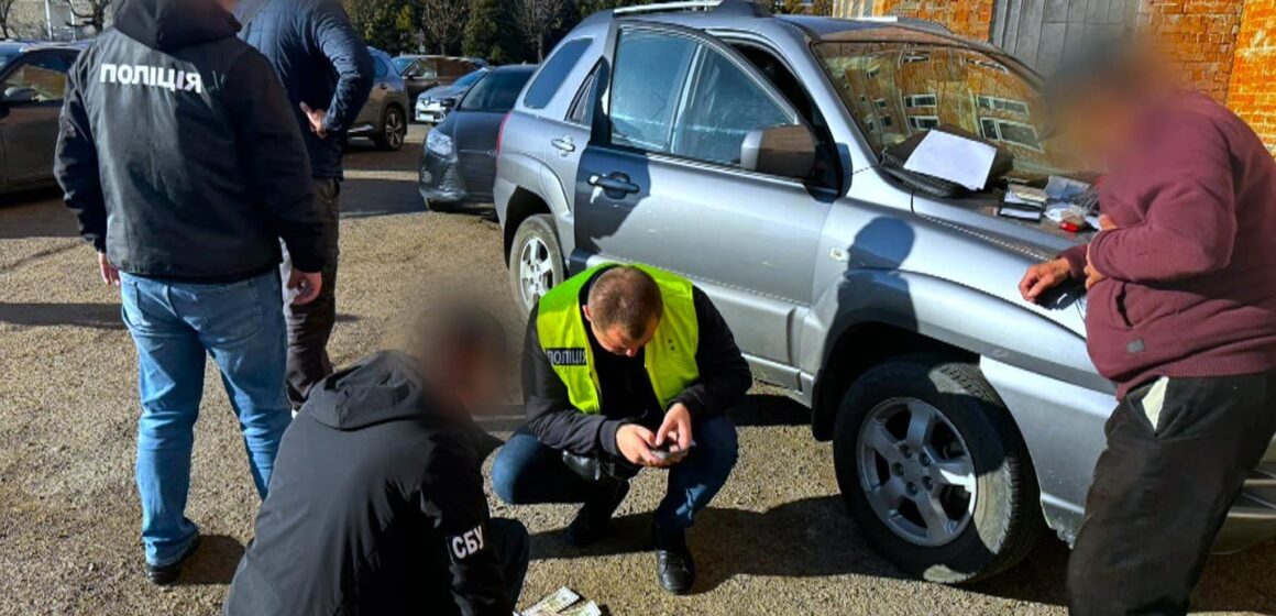 Нацполіція та СБУ затримали мешканця Калуського району, який отримав 3 000 доларів хабаря за сприяння у відстрочці від мобілізації