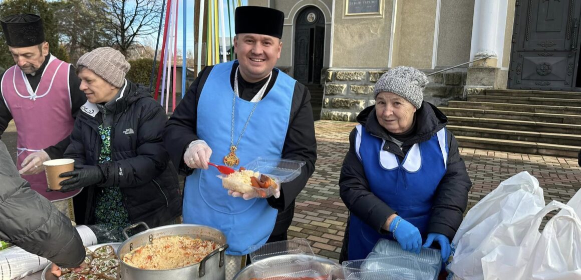 У Калуші роздавали продуктові набори з нагоди Всесвітнього дня убогого