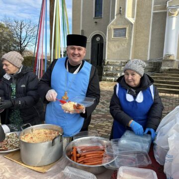 У Калуші роздавали продуктові набори з нагоди Всесвітнього дня убогого