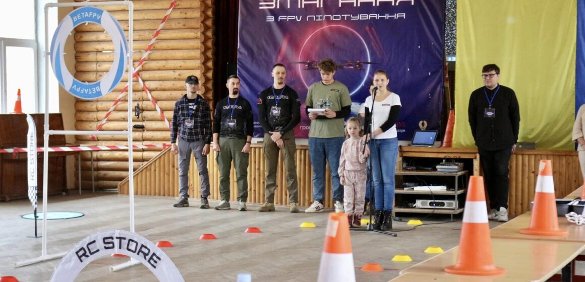 Коломийські ліцеїсти визначились, хто краще керує дронами