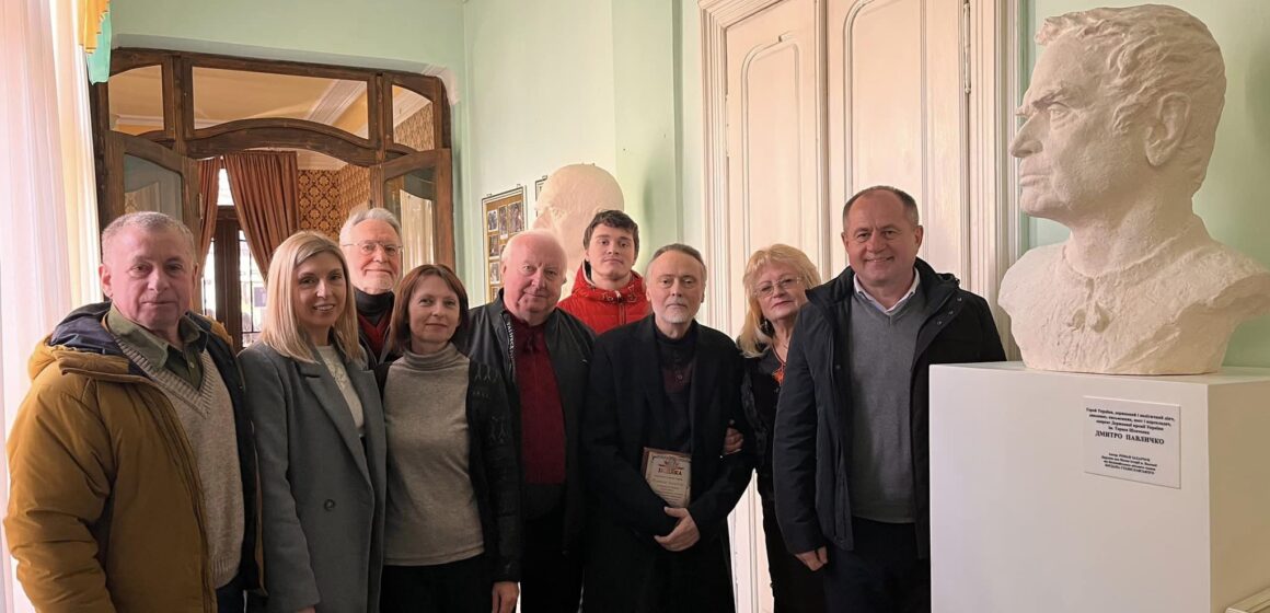 Коломийському музеєві передали барельєф Дмитра Павличка