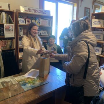 “Безмежжя думок” – презентація творчості талановитої дівчини, волонтерки, 10-класниці Тюдівського ліцею Меланії Ковалюк