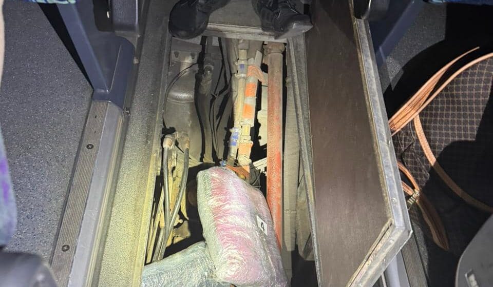 У автобусі «Івано-Франківськ – Варшава» намагалися провезти поза митним контролем одяг від ARMANI