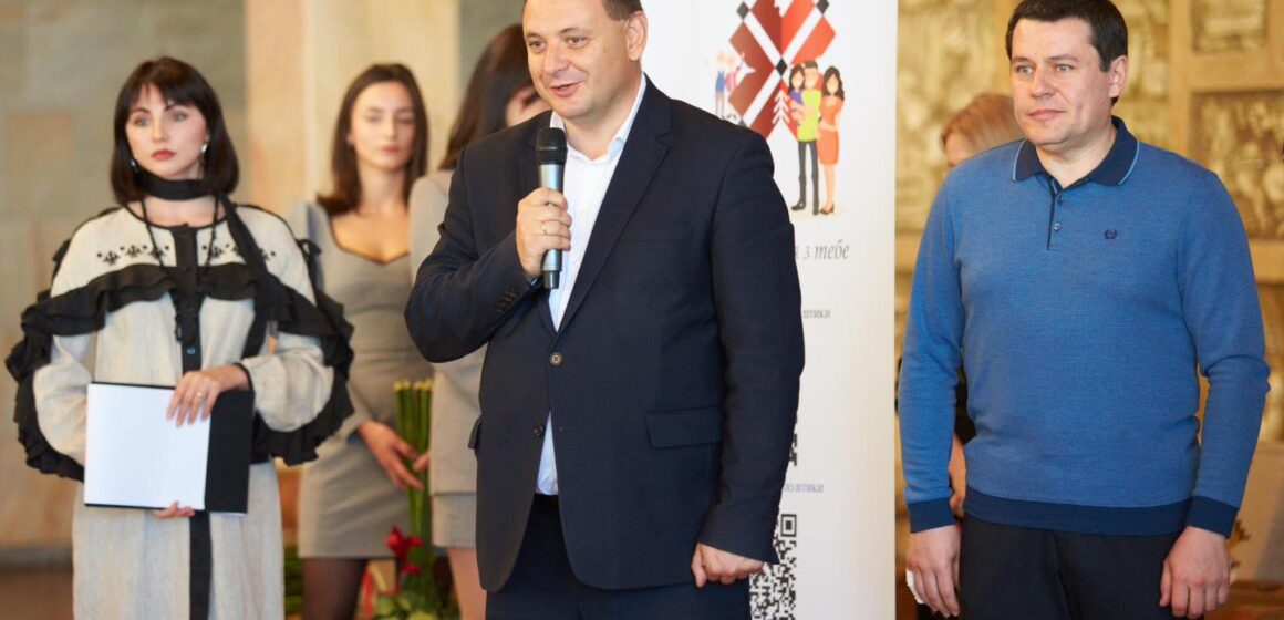 Начальниці управління у справах УБД, сімей загиблих та внутрішньо переміщених осіб департаменту соціальної політики Оксані Бойко вручили відзнаку «Міць і гордість міста»