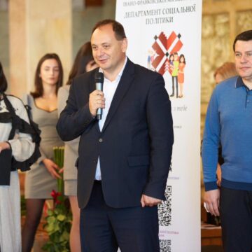 Начальниці управління у справах УБД, сімей загиблих та внутрішньо переміщених осіб департаменту соціальної політики Оксані Бойко вручили відзнаку «Міць і гордість міста»