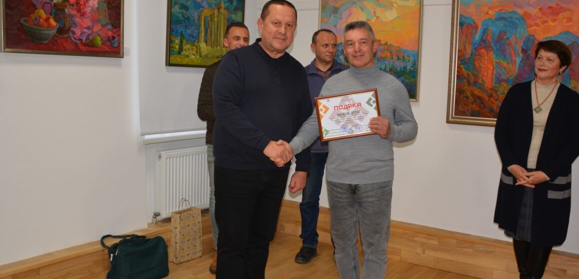 У Арт Просторі Надвірної відкрили виставку малярства “Вода, повітря і каміння” Василя Дутки
