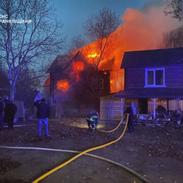 Рятувальники впродовж п’яти годин ліквідовували масштабну пожежу на Надвірнянщині Рятувальники впродовж п’яти годин ліквідовували масштабну пожежу на Надвірнянщині