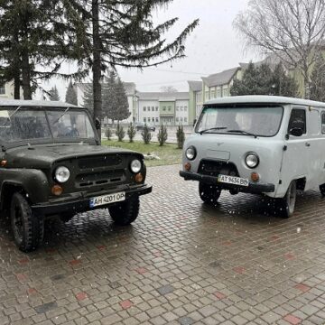 З Обертина передали дві автівки для потреб захисників