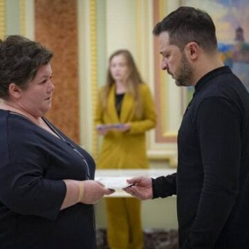 Двом родинам загиблих Героїв України з Прикарпаття Президент України Володимир Зеленський сьогодні вручив сертифікати на житло