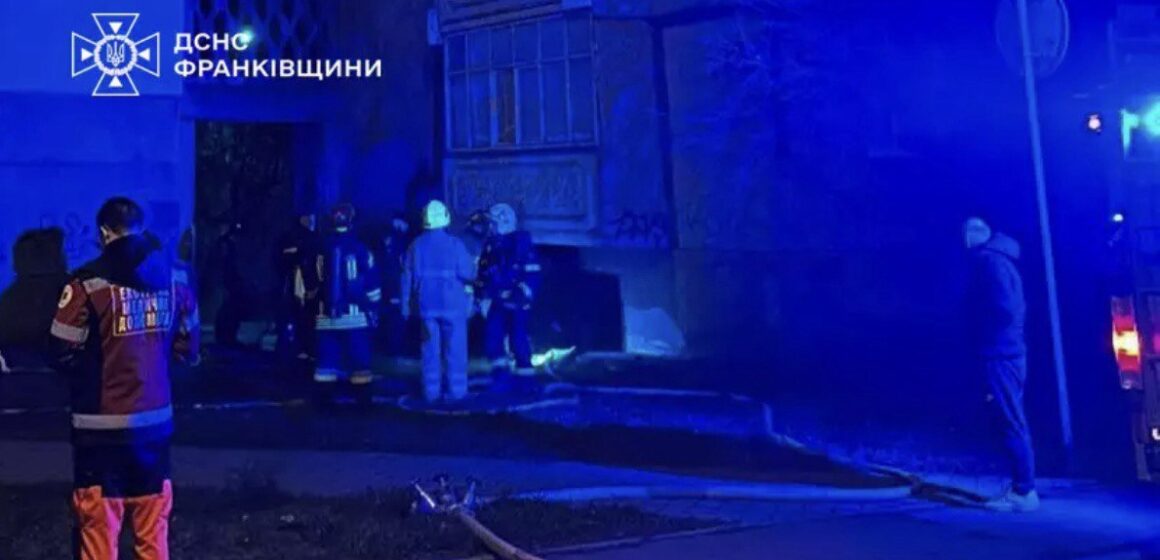 В Івано-Франківську під час ліквідації пожежі в багатоповерхівці виявили тіло чоловіка