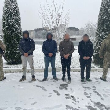 Прикарпатець разом з трьома донеччанами намагалися переплести повноводну Тису на гумовому човні